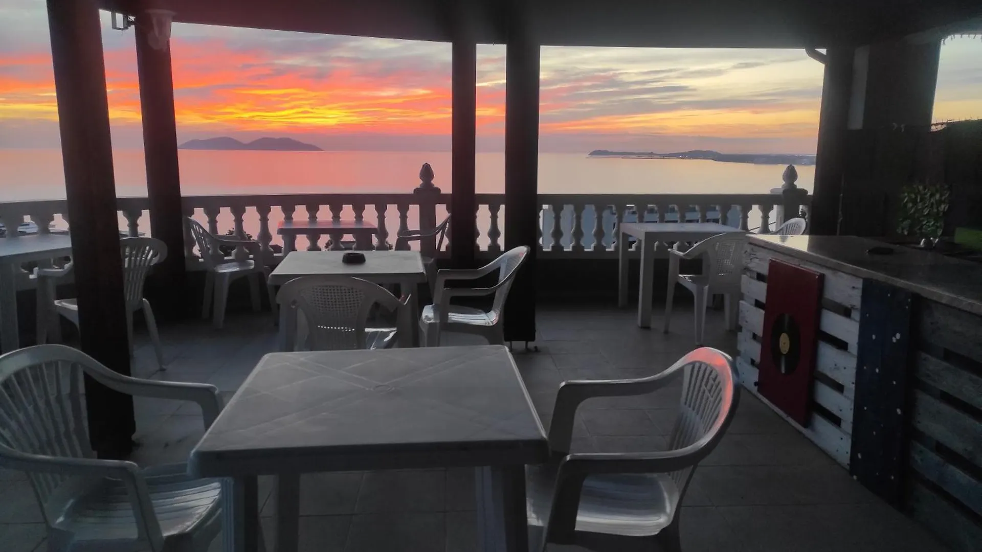 Pinwheel Hostel Vlora & Rooftop Bar